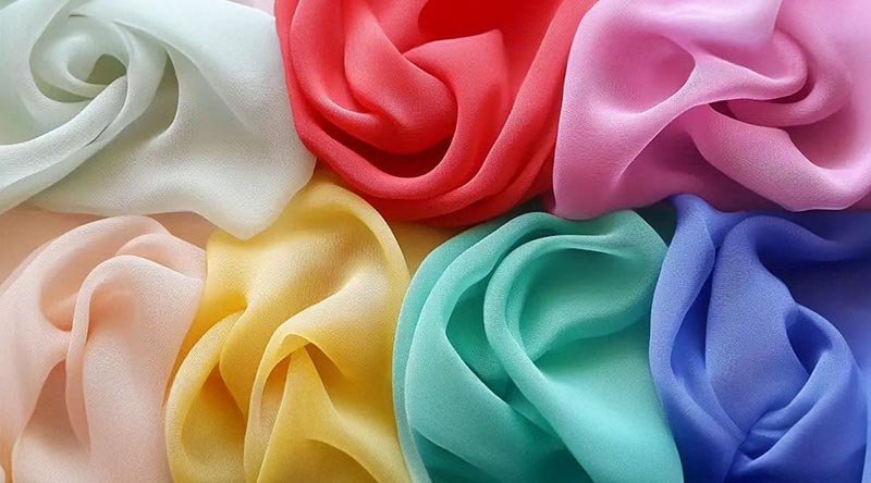 Was ist Chiffonstoff? Ist er schwer entflammbar oder brennbar? 2 Makrofotografie von hauchzartem, weißem Chiffonstoff, die das Gewebe zeigt