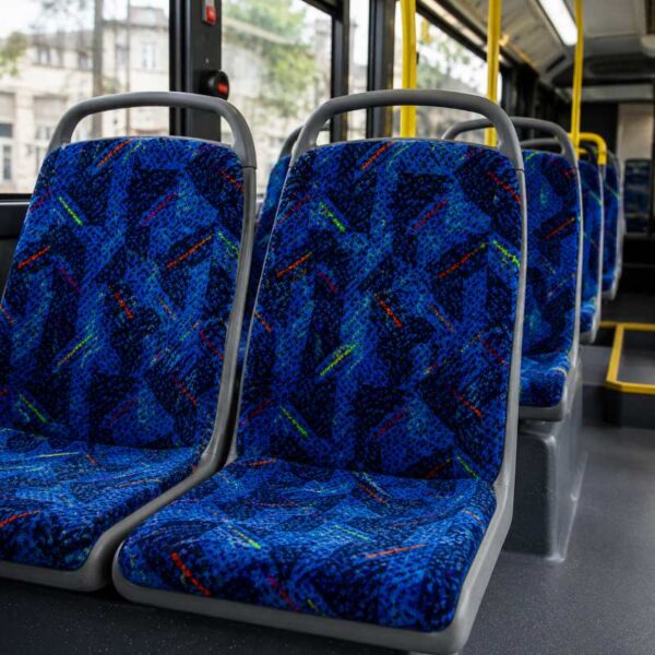 Tissu d'ameublement en polyester ignifugé (2) Tissu d'ameublement ignifugé pour sièges de bus, 600 g/m², conforme à la norme FMVSS 302, disponible en gros pour les équipementiers