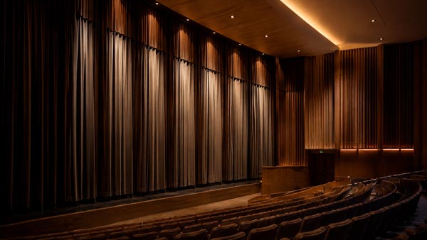Soluciones de tejidos ignífugos para escenarios y teatros 5 Aplicación de cortinas acústicas para teatros