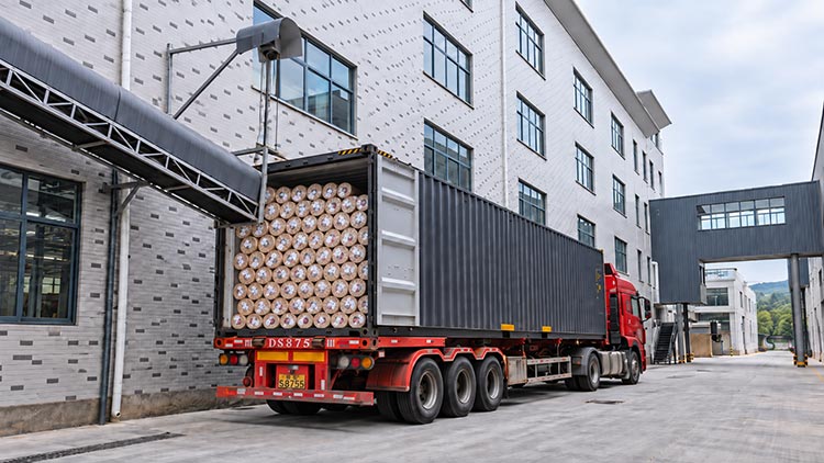 Pourquoi s'approvisionner auprès d'un fabricant de tissus ignifuges près de Shanghai ? 3 Rouleaux de tissu ignifugé begoodtex préparés pour le chargement de conteneurs d'exportation près de Shanghai