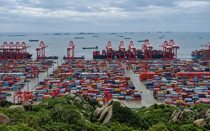 Pourquoi s'approvisionner auprès d'un fabricant de tissus ignifuges situé près de Shanghai ? 2 Le terminal à conteneurs du port de Shanghai soutient les exportations textiles du delta du Yangtsé
