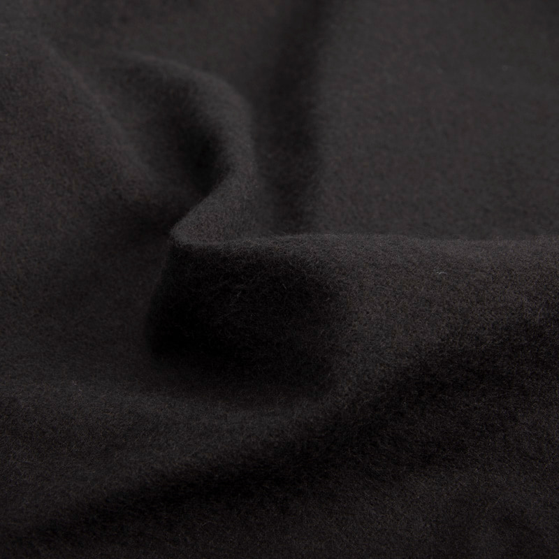 Begoodtex-Flame-Retardant-Fabrics-00418 Schwarzer Stoff mit gefalteter Kante