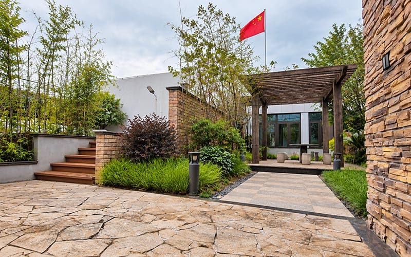 Novo espaço, novo visual! A BEGOODTEX tem uma nova casa! 28 Área de estar no terraço do begoodtex com mobiliário de exterior, vegetação e fonte