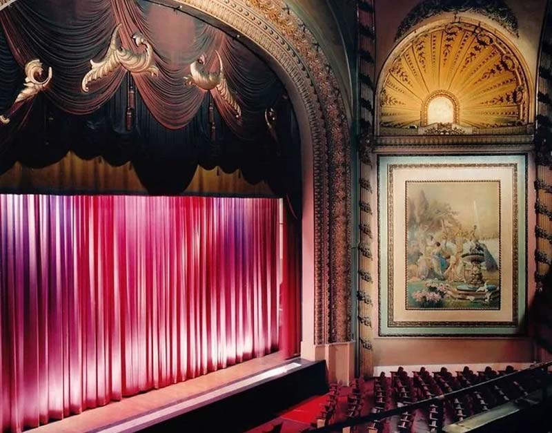 Guide de référence sur les rideaux de théâtre et de scène : types, matériaux et principales normes de performance 4 Voyageur principal