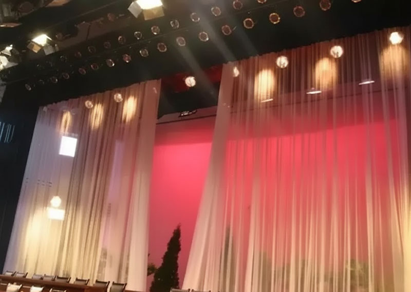 Guide de référence sur les rideaux de théâtre et de scène : types, matériaux et principales normes de performance 6 Scrim