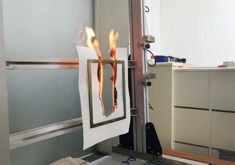 دليل الخبراء: 5 نصائح عملية حول كيفية تحديد ما إذا كان القماش مقاومًا للهب 8 طريقة الحرق العمودي