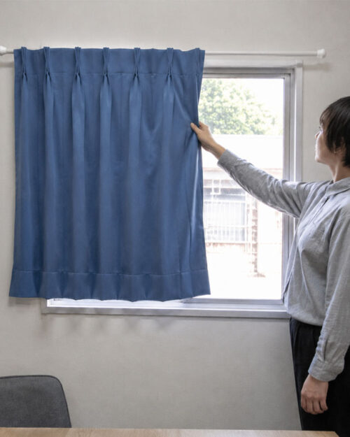 rideau plissé bleu en polyester avec finition ignifuge, échantillon occultant à 95 %
